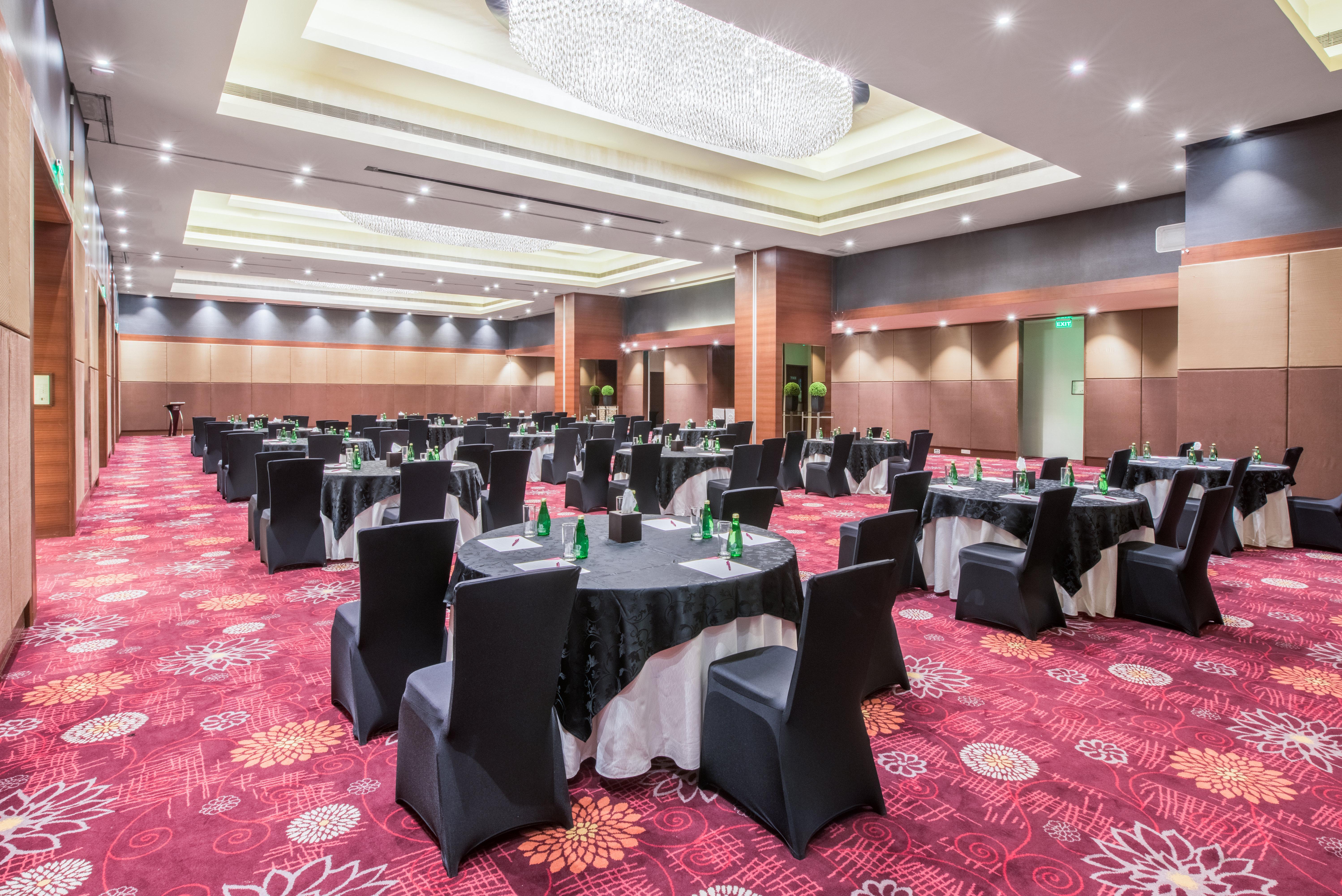Crowne Plaza Ahmedabad City Centre By Ihg Exterior photo