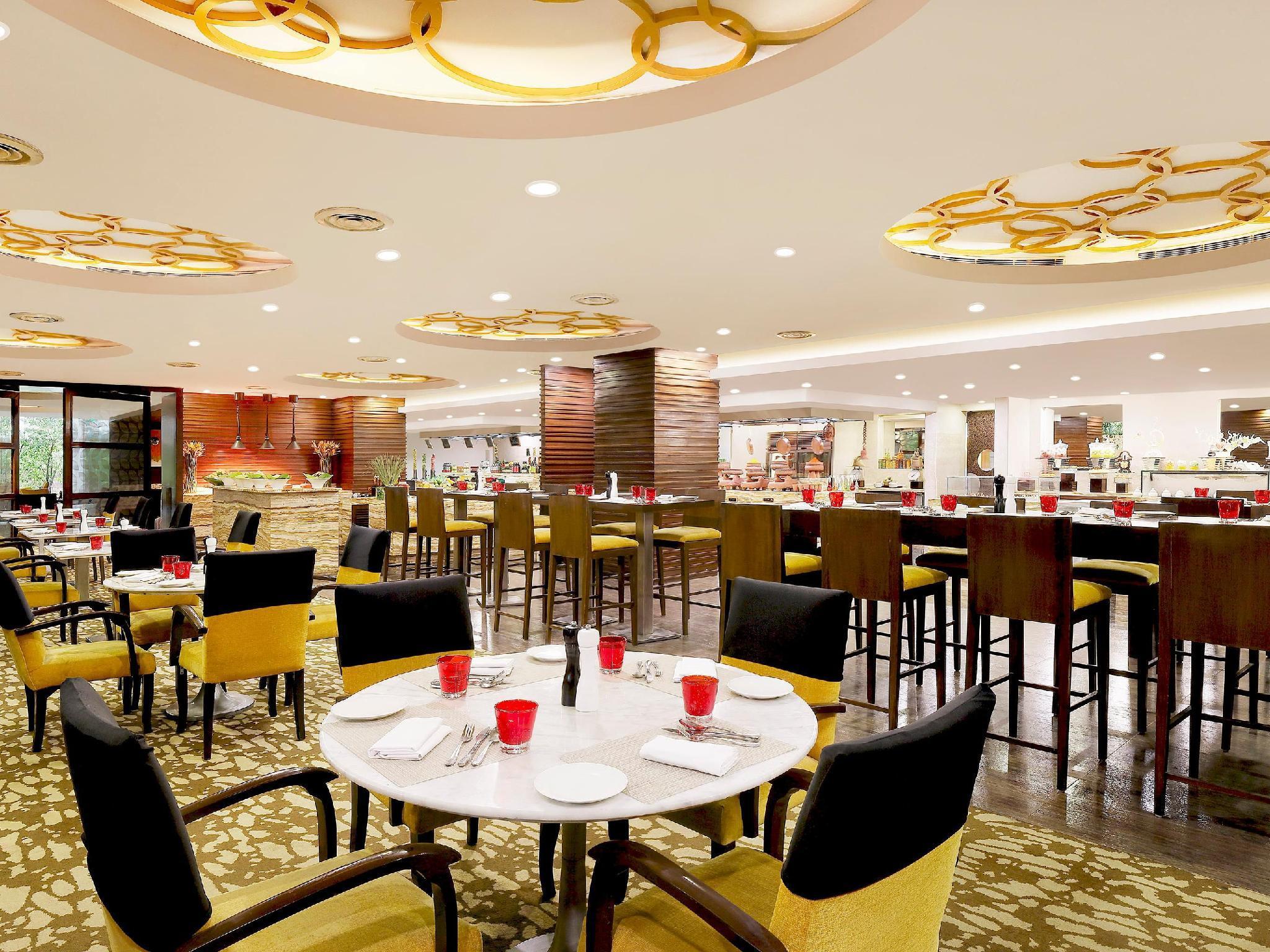 Crowne Plaza Ahmedabad City Centre By Ihg Exterior photo
