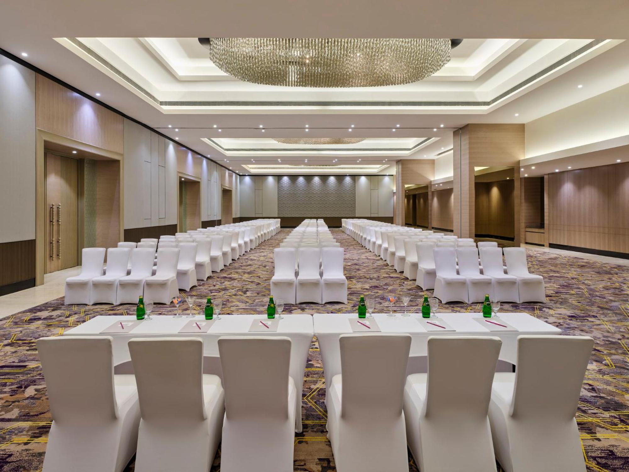 Crowne Plaza Ahmedabad City Centre By Ihg Exterior photo