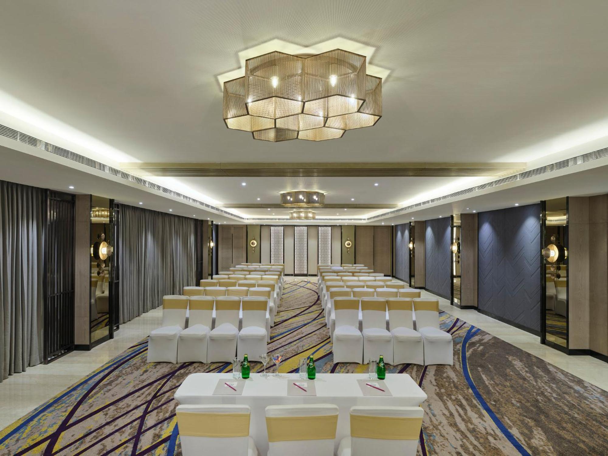 Crowne Plaza Ahmedabad City Centre By Ihg Exterior photo