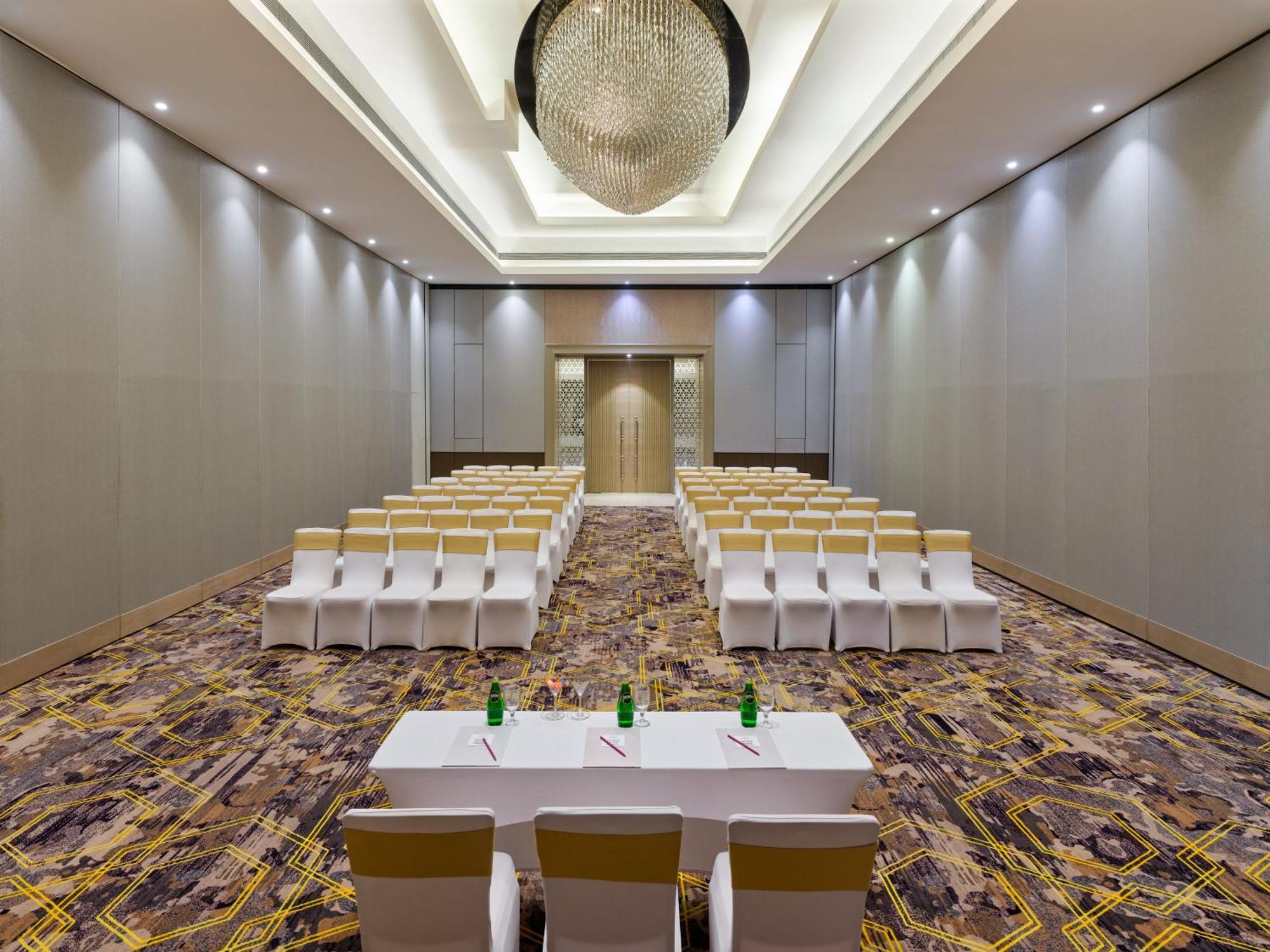 Crowne Plaza Ahmedabad City Centre By Ihg Exterior photo