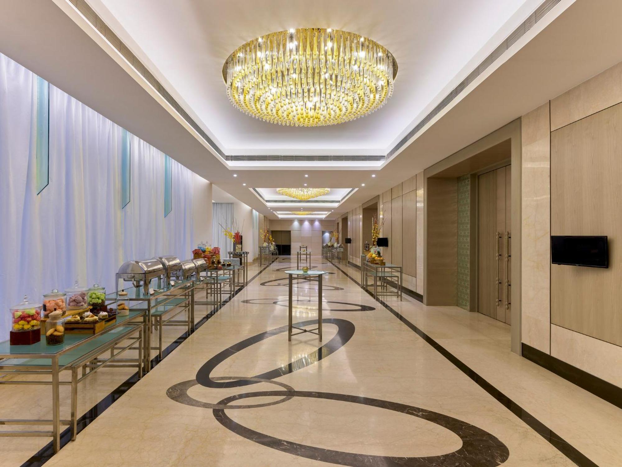 Crowne Plaza Ahmedabad City Centre By Ihg Exterior photo