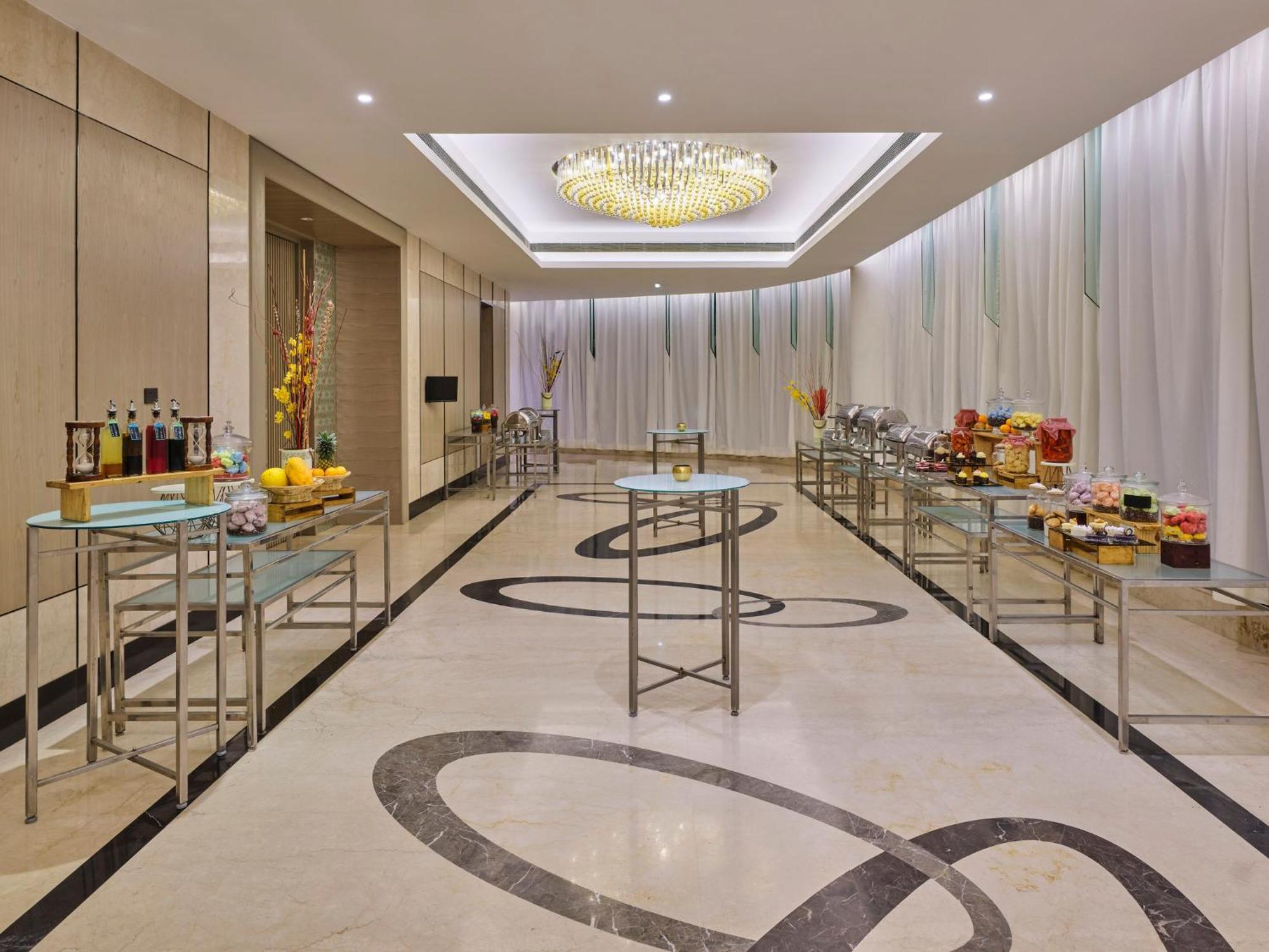 Crowne Plaza Ahmedabad City Centre By Ihg Exterior photo