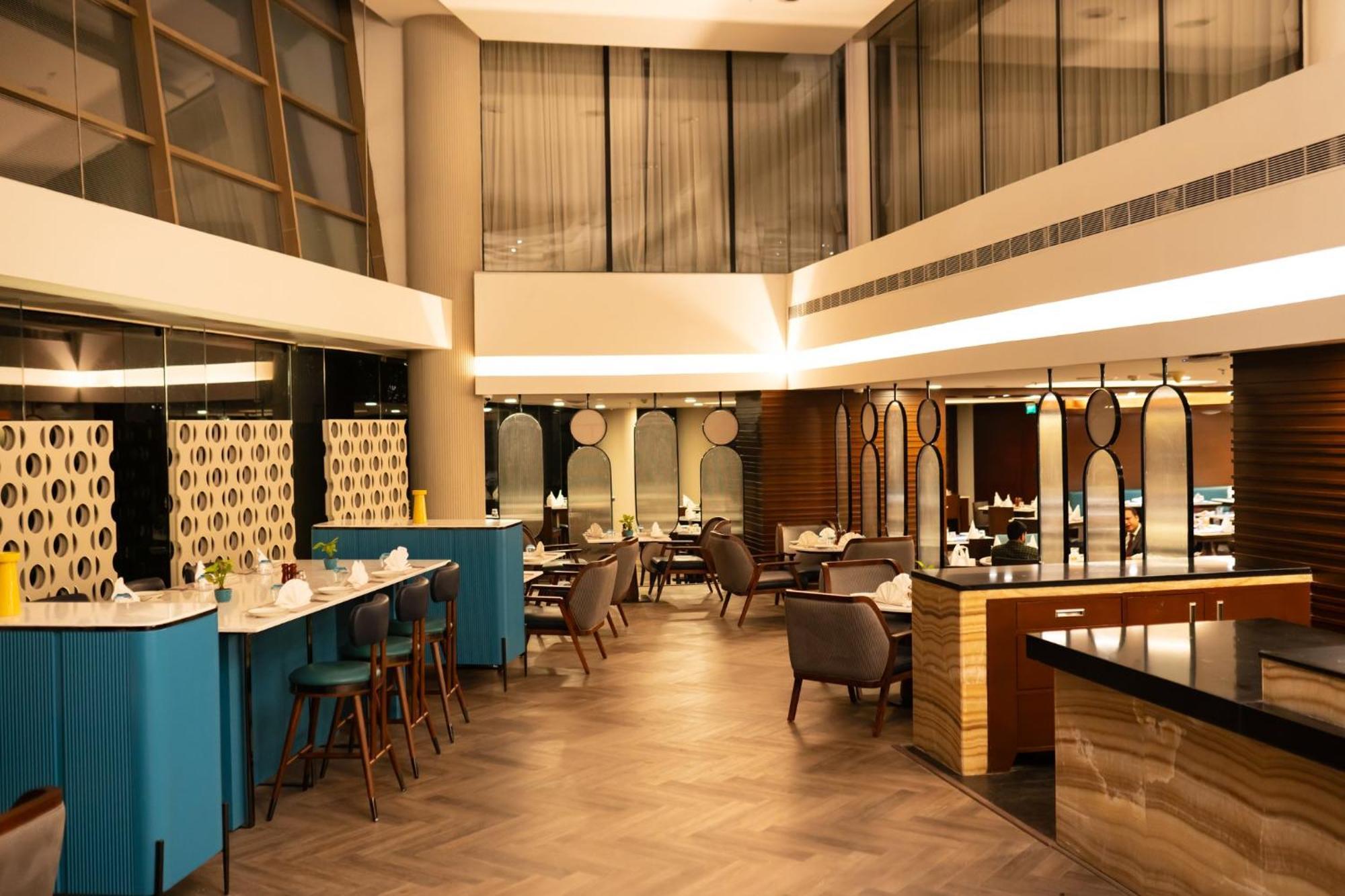 Crowne Plaza Ahmedabad City Centre By Ihg Exterior photo